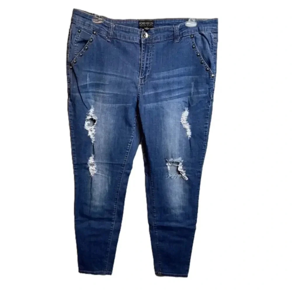 FOREVER21+ distressed jeans with studded detail. Cotton/spandex blend.
Size: 18‎